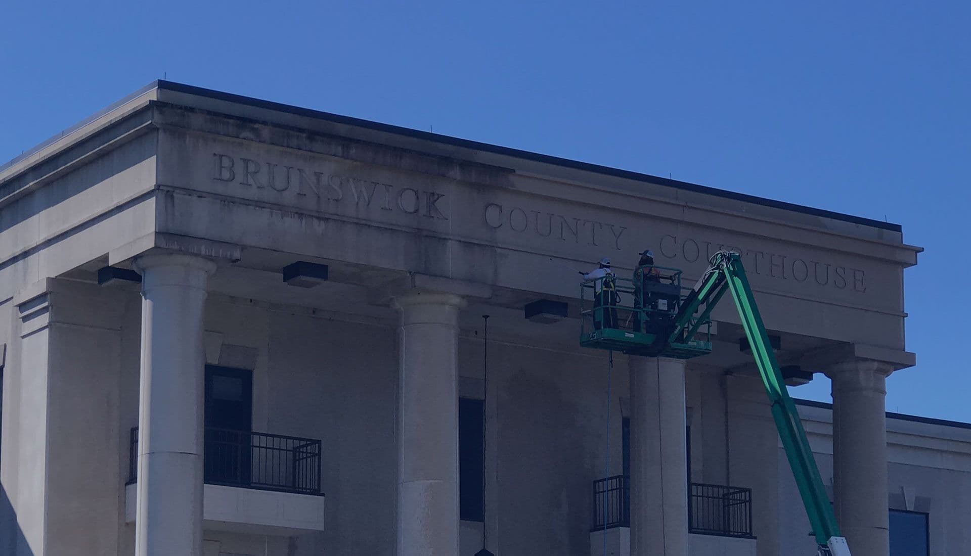 Green lift cleaning building